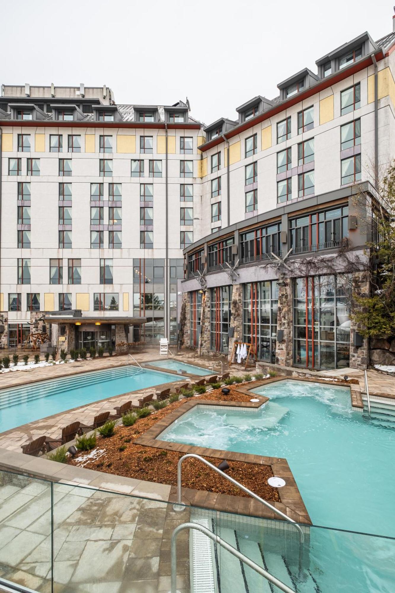 Fairmont Tremblant Hotel Exterior photo